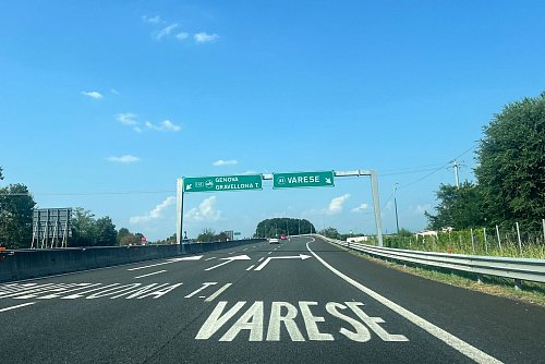 Italien nimmt für sich in Anspruch, die älteste Autobahn der Welt zu besitzen: die Strecke zwischen Mailand und Varese. (Archvbild) - © Christoph Sator/dpa