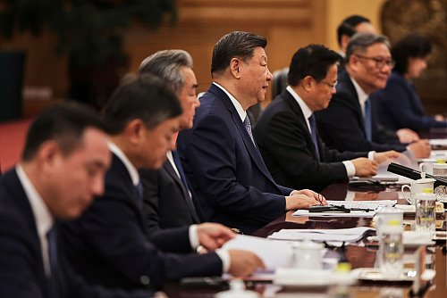 Chinas Staatschef Xi Jinping lobte die Beziehungen und forderte mehr Zusammenarbeit. - © Andres Martinez Casares/Pool EPA/AP/dpa