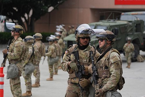 Soldaten der Nationalgarde marschierten vor einem Bundesgefängnis in Los Angeles auf. - © Jae Hong/AP/dpa