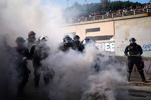 Die Polizei vertrieb Demonstranten von einer Autobahn, die durch die Innenstadt führt. - © Eric Thayer/AP/dpa