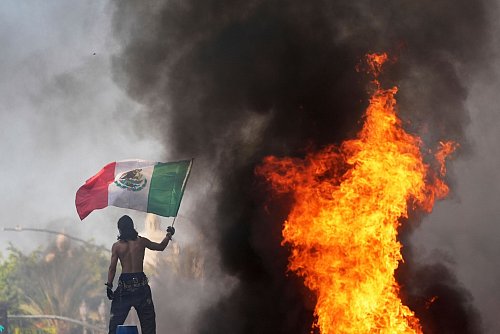 Bei den Protesten waren auch immer wieder mexikanische Flaggen zu sehen. - © Jae C. Hong/AP/dpa