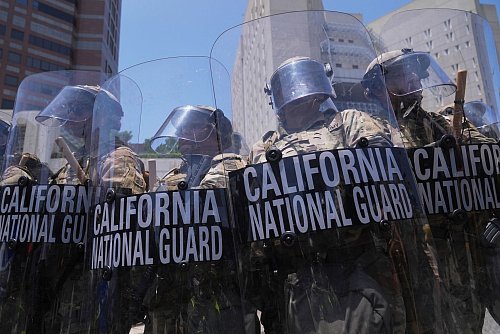 Hunderte Soldaten der Nationalgarde sind in Los Angeles im Einsatz. - © Jae Hong/AP/dpa