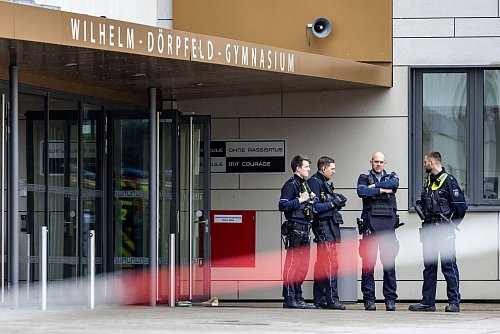 Die Messerattacke hatte einen großen Polizeieinsatz ausgelöst. (Archivbild) - © Christoph Reichwein/dpa
