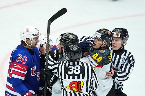 Die deutsche Eishockey-Nationalmannschaft muss sich ins Viertelfinale kämpfen. - © Claus Fisker/Ritzau Scanpix/AP/dpa