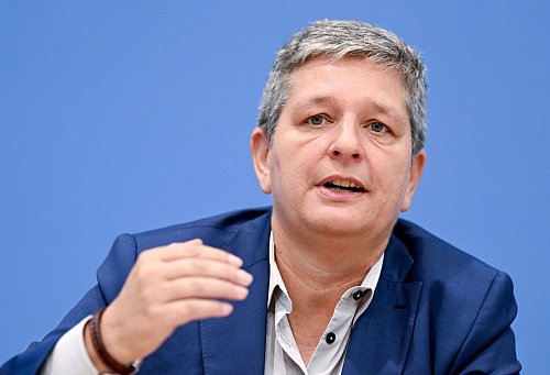 Vereine, Stiftungen oder kleinere Betriebe glaubten oft, sie seien zu unbedeutend, um Opfer von Cyberkriminellen zu werden, sagt BSI-Chefin Claudia Plattner. Das sei aber falsch. - © Britta Pedersen/dpa