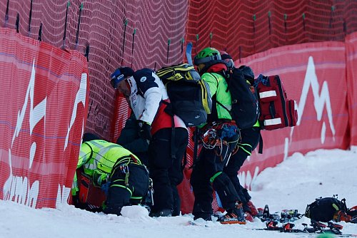 Schlimme Szene: Der Franzose Cyprien Sarrazin stürzte in Bormio Ende Dezember schwer. - © Alessandro Trovati/AP/dpa