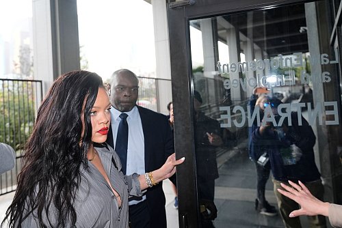 Sängerin Rihanna wohnte der Urteilsverkündung bei. - © Damian Dovarganes/AP/dpa