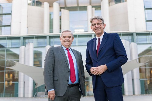 Der frühere Verfassungsrichter Peter Müller ist Gründungspräsident der neuen Schiedsgerichtsbarkeit für NS-Raubgut. (Archivbild) - © Kay Herschelmann/Bundesregierung/dpa