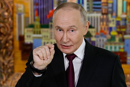 Kremlchef Putin kritisiert die Vorbedingungen der Europäer für einen Frieden. - © Sergei Ilnitsky/EPA Pool via AP/dpa