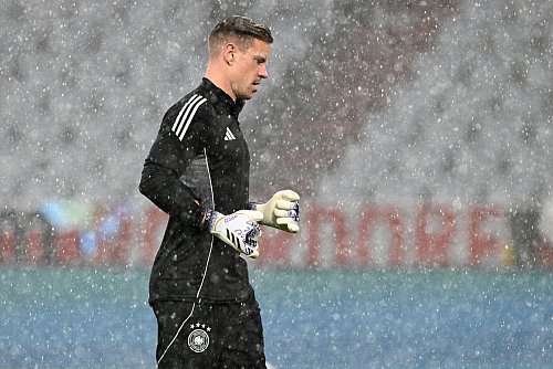 Wurde vom Unwetter beim Aufwärmen gestört: Marc-André ter Stegen - © Federico Gambarini/dpa