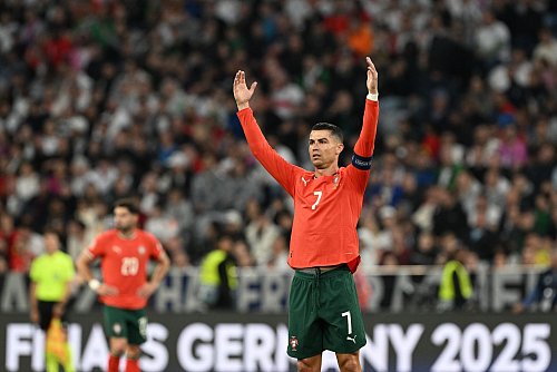 Ronaldo erzielt einen Treffer gegen das deutsche Team. - © Federico Gambarini/dpa