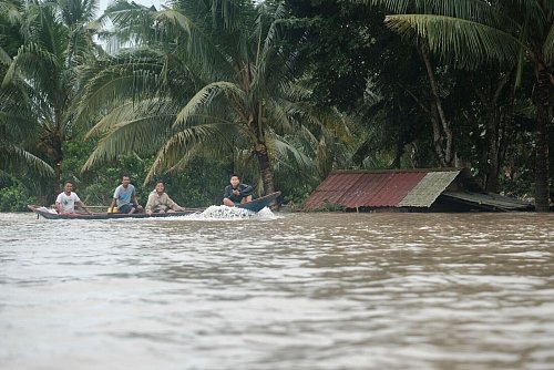 Das Wasser stand vielerorts bis zu den Dächern. - © John Michael Magdasoc/AP