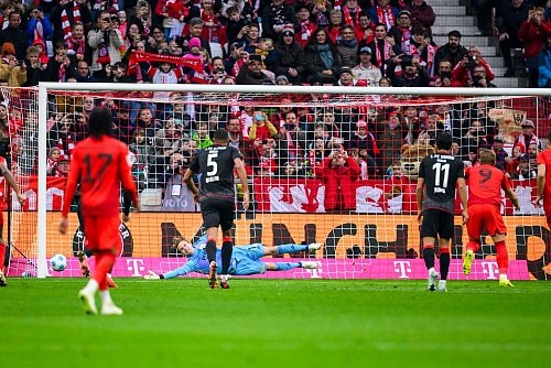 Harry Kane (r) verwandelt exakt in die Ecke, die Union-Torwart Frederik Rönnow ihm ansagte. - © Tom Weller/dpa