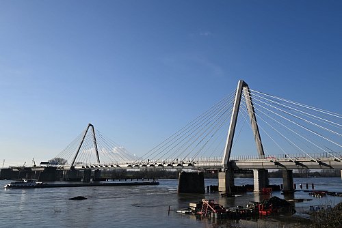 Täglich passieren im Durchschnitt mehr als 100.000 Fahrzeuge die Brücke. - © Federico Gambarini/dpa