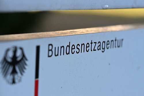Ein Schild mit dem Schriftzug «Bundesnetzagentur» steht auf dem Gelände der Zentrale der Bonner Bundesbehörde. - © Wolf von Dewitz/dpa