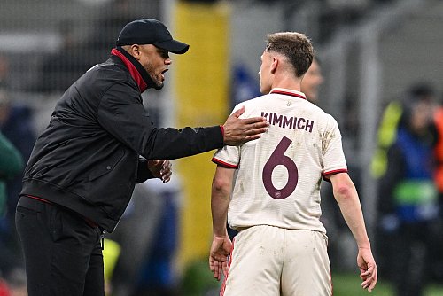 Joshua Kimmich (r) ist vom gemeinsamen Weg mit Trainer Vincent Kompany (l) «völlig überzeugt». - © Sven Hoppe/dpa