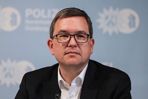 Markus Hartmann arbeitet bei der Zentral- und Ansprechstelle Cybercrime Nordrhein-Westfalen (ZAC NRW). (Archivbild) - © Oliver Berg/dpa