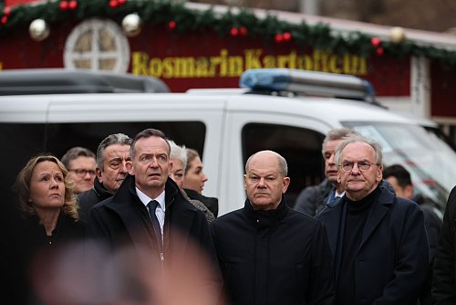Kanzler Scholz zeigte sich am Tatort ergriffen. - © Jan Woitas/dpa