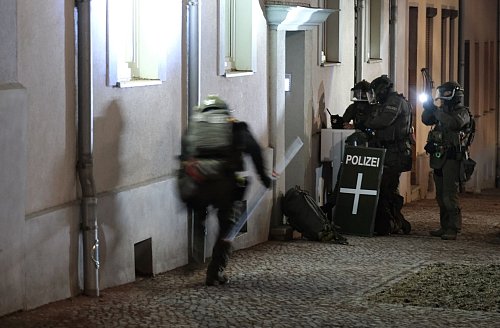 Am frühen Morgen durchsucht die Polizei in Zusammenhang mit der Attacke auf dem Weihnachtsmarkt ein Wohnhaus. - © Sebastian Willnow/dpa