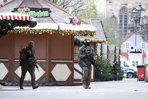 Am Tag nach der Attacke blieb der Magdeburger Weihnachtsmarkt geschlossen. - © Sebastian Kahnert/dpa
