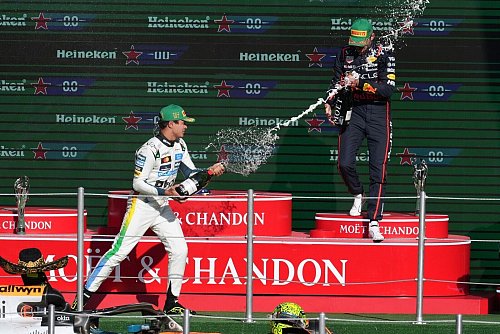 Kann Max Verstappen (r.) den Rückstand im WM-Kampf noch aufholen? - © Eduardo Verdugo/AP/dpa