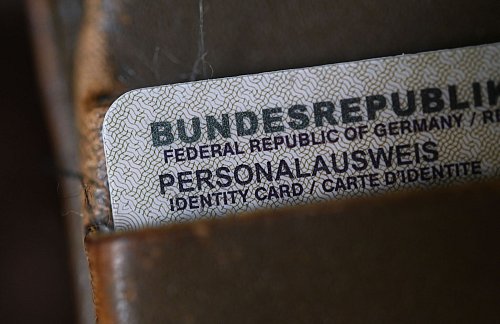 Wer sich den neuen Ausweis per Post zuschicken lässt, statt ihn im Amt selbst abzuholen, muss 15 Euro Zusatzgebühr bezahlen. (Symbolbild) - © Marijan Murat/dpa