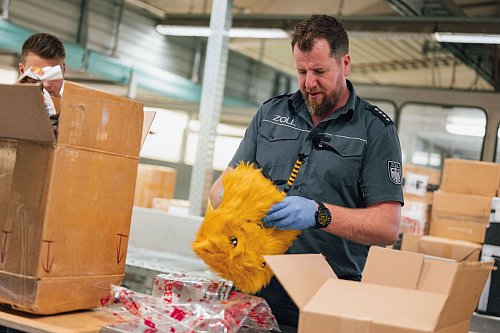 Jens Ahland, Pressesprecher des Hauptzollamts Köln, hat in seiner Karriere schon viele verbotene Paketinhalte gesehen. (Archiv) - © Marius Becker/dpa