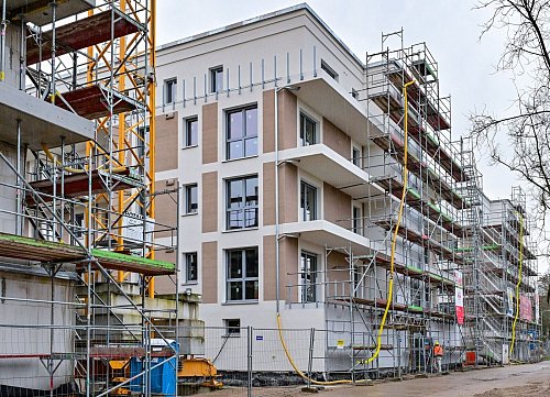 Hohe Kosten und Zinsen machen Neubauprojekte unrentabel (Archivbild) - © Patrick Pleul/dpa