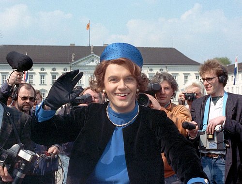 Der Auftritt als Königin Beatrix 1991 war Hape Kerkelings größter Kult-Moment (Archivbild). - © picture alliance / dpa