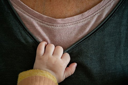 Zerrt nicht nur am Shirt, sondern unter Umständen auch am Rentenkonto: der eigene Nachwuchs. - © Sebastian Gollnow/dpa/dpa-tmn