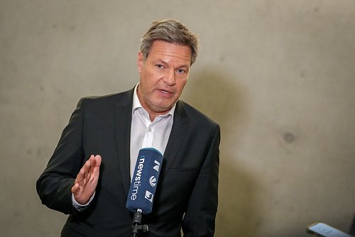 Minister Habeck vor der Sitzung des Haushaltsausschusses. - © Kay Nietfeld/dpa