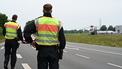 Dobrindt verstärkte die Grenzkontrollen. (Archivbild) - © Lars Penning/dpa