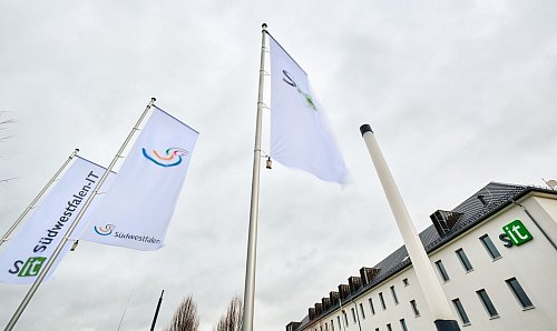 Viele Mitarbeiter arbeiteten bei SIT monatelang an der Krisenbewältigung durch den Hackerangriff. (Archivbild) - © Bernd Thissen/dpa