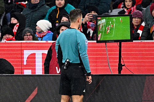 Nach Ansicht der Bilder entschied Referee Daniel Schlager auf Handelfmeter. - © Tom Weller/dpa