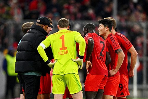 Ideenfindung am Spielfeldrand: Bayern-Trainer Vincent Kompany (l) gibt seinen Spielern während einer Verletzungsunterbrechung Anweisungen. - © Tom Weller/dpa