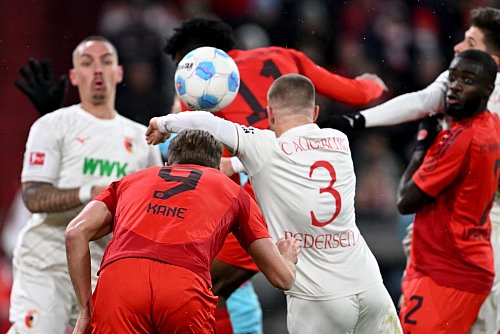 Das Handspiel von Augsburgs Mads Pedersen führte zum Elfmeter. - © Sven Hoppe/dpa