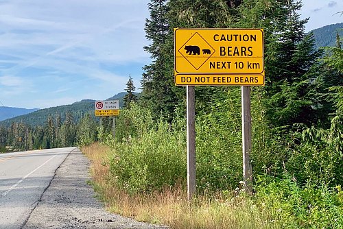 «Bitte nicht füttern»: Dieses Schild im kanadischen Whistler (British Columbia) weist auf Bären hin. - © Verena Wolff/dpa-tmn