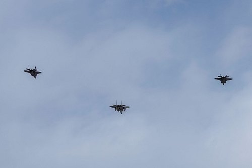 Israel lässt Kampfflugzeuge über die Trauerfeier für Hisbollah-Chef donnern. - © Bilal Hussein/AP/dpa