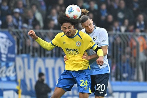 Im Kopfballduell: Sidi Sane (l) von Eintracht Braunschweig und Bochums Noah Loosli. - © Swen Pförtner/dpa