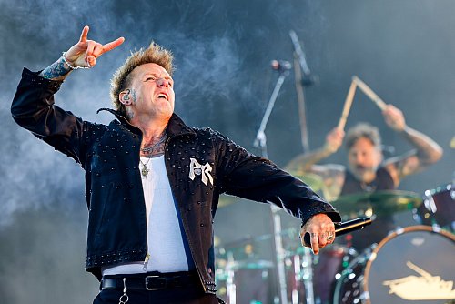 Am Freitagabend brachten Papa Roach das Infield des Festivals zum Kochen. - © Frank Molter/dpa