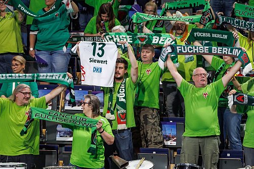 Die Füchse-Fans bedanken sich bei Stefan Kretzschmar und Jaron Siewert. - © Andreas Gora/dpa