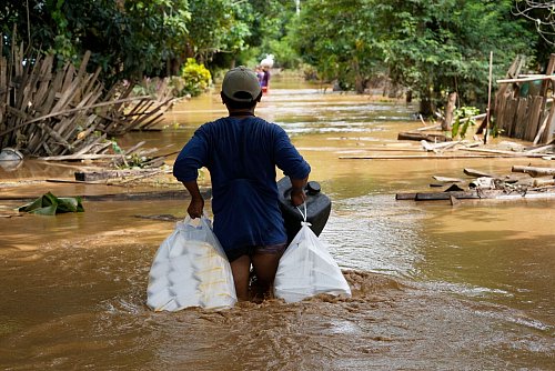 Auch die Menschen in Myanmar kämpfen mit Überflutungen. - © Aung Shine Oo/AP/dpa