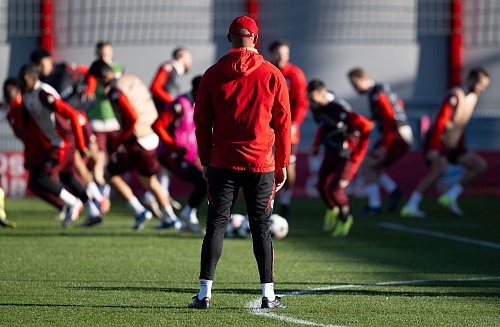 Bayern-Trainer Vincent Kompany beobachtet seine Spieler beim Training vor dem PSG-Spiel. - © Sven Hoppe/dpa