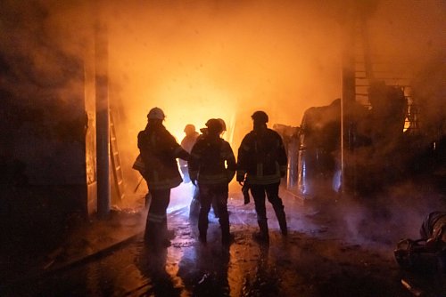 Auch in Charkiw gab es russische Angriffe. Feuerwehrleute löschen einen Brand in einer Fabrik. - © Yevhen Titov/ZUMA Press Wire/dpa