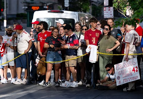 Bayern-Anhänger warten vor dem Teamhotel in Cincinnati auf die Münchner Stars wie Jamal Musiala. - © Sven Hoppe/dpa