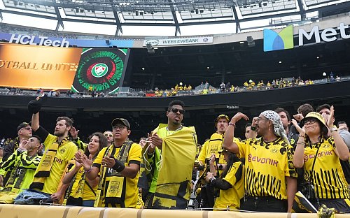 Die BVB-Fangruppe ist bei der WM amerikanisch geprägt. - © Frank Franklin II/AP/dpa