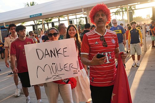 Liebling Thomas Müller: Bayern-Fans im Hard Rock Stadium in Miami. - © Marta Lavandier/AP/dpa