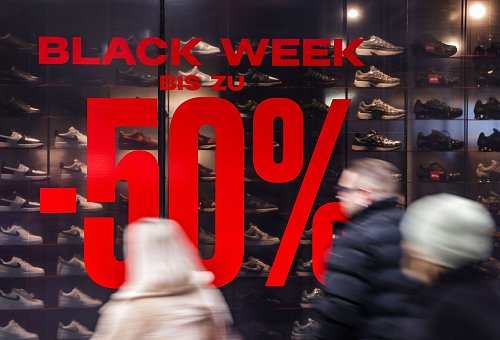 Die Geschäfte buhlen vor dem Black Friday um die Gunst der Kunden. - © Oliver Berg/dpa