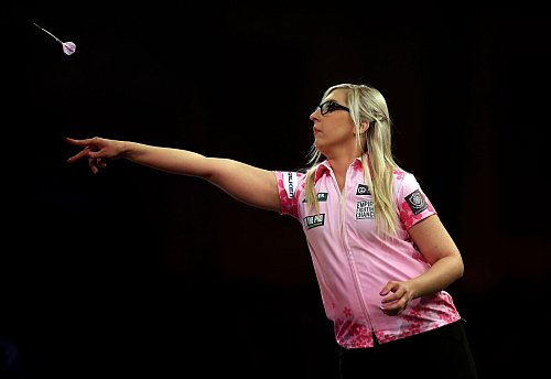 Fallon Sherrock verpasst den Sprung in Runde zwei. - © Steven Paston/PA Wire/dpa