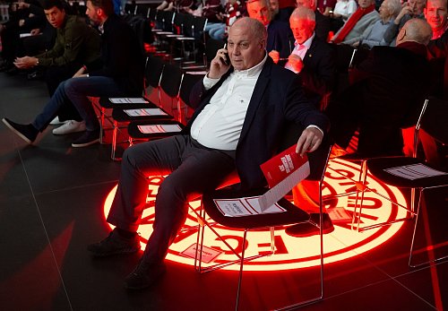 Ehrenpräsident Uli Hoeneß bei der Mitgliederversammlung. - © Sven Hoppe/dpa